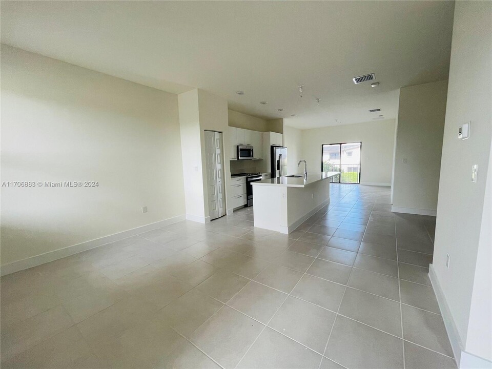 8005 NW 104th Ave, Unit 25 in Doral, FL - Building Photo