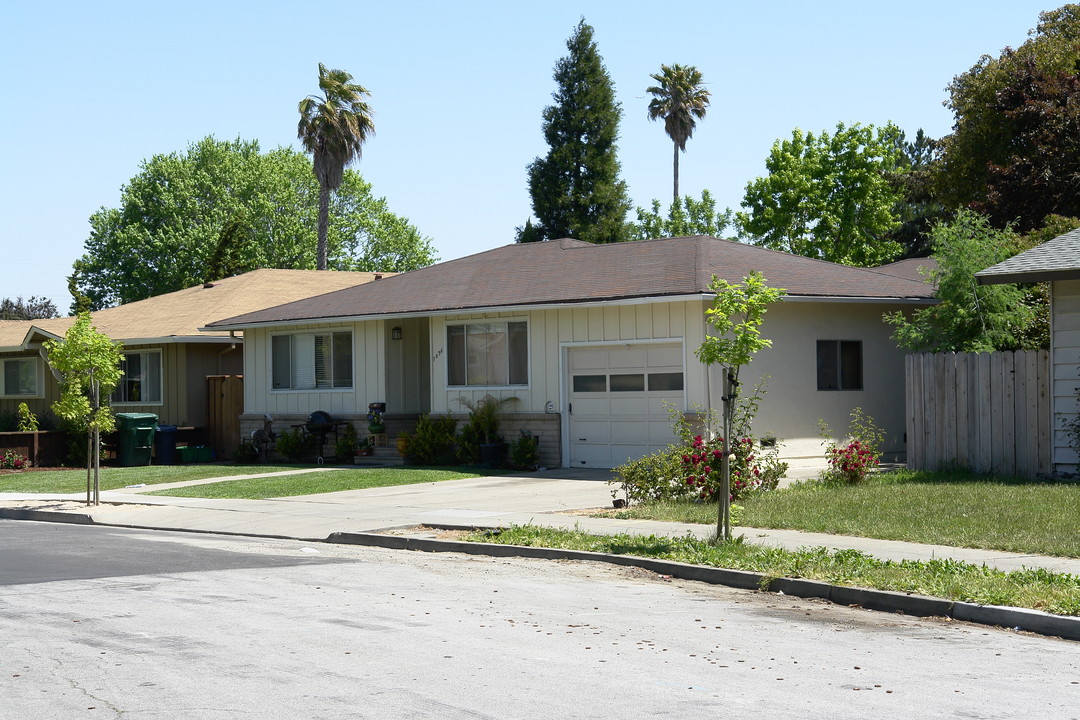 1036-1038 Dodge Dr in Redwood City, CA - Building Photo