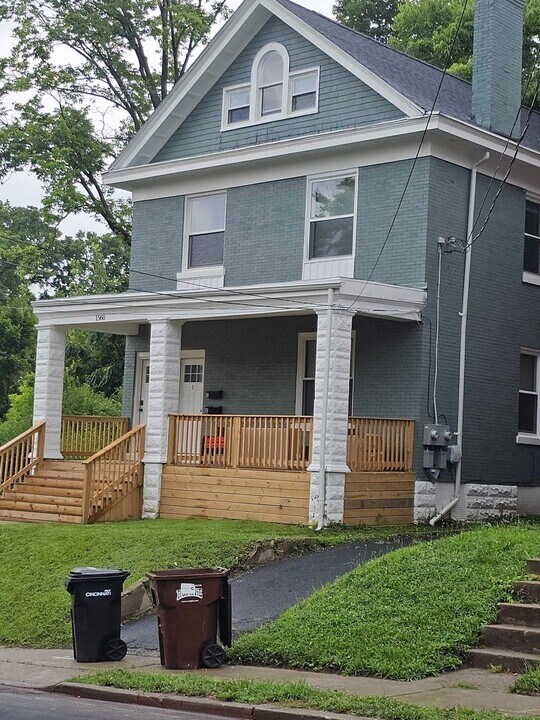 1560 Dixmont Ave in Cincinnati, OH - Foto de edificio