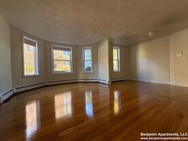 316 Tappan St, Unit 1B in Brookline, MA - Building Photo