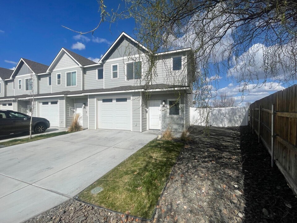 3902 W 5th Pl in Kennewick, WA - Building Photo