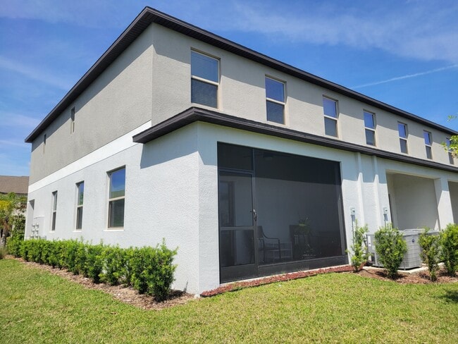 9705 Pembrooke Pines Dr in Sun City Center, FL - Foto de edificio - Building Photo