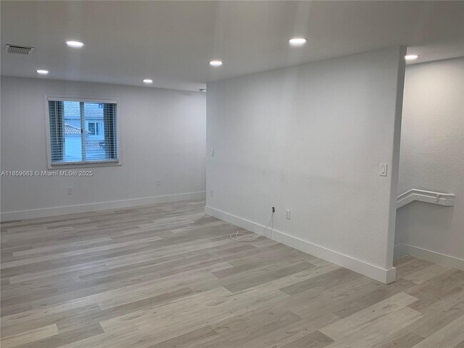 5725 NW 109th Ave in Doral, FL - Building Photo - Building Photo