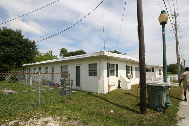 2041 Dr Martin Luther King Way in Sarasota, FL - Building Photo - Building Photo