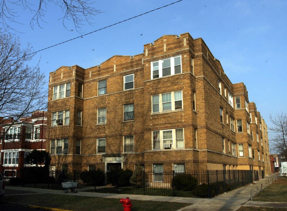 3300 W Pensacola Ave in Chicago, IL - Building Photo