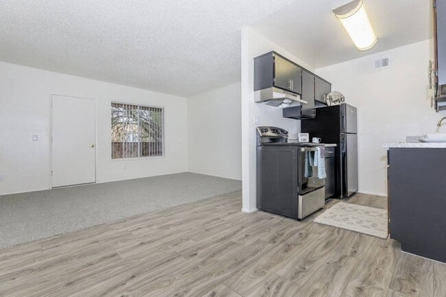 Fox Point Apartments in Tucson, AZ - Building Photo - Building Photo