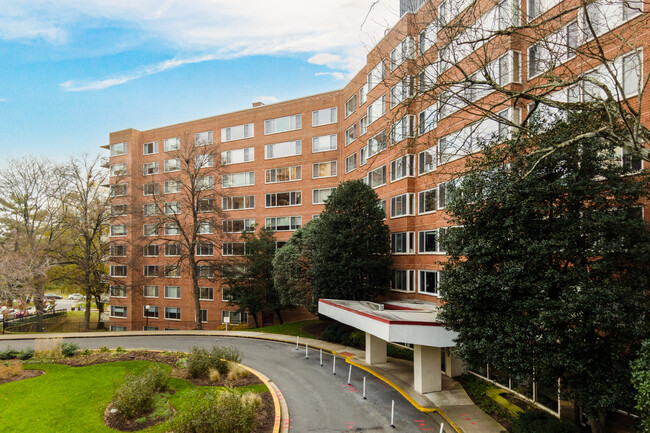 Four Thousand Tunlaw in Washington, DC - Foto de edificio - Building Photo