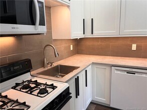 60 Olcott Way in Ridgefield, CT - Building Photo - Building Photo