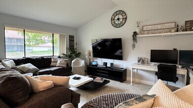 5641 Coach House Cir in Boca Raton, FL - Building Photo - Building Photo