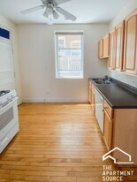 857 W Cornelia Ave in Chicago, IL - Building Photo