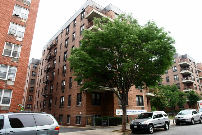 Turian House in Flushing, NY - Foto de edificio - Building Photo