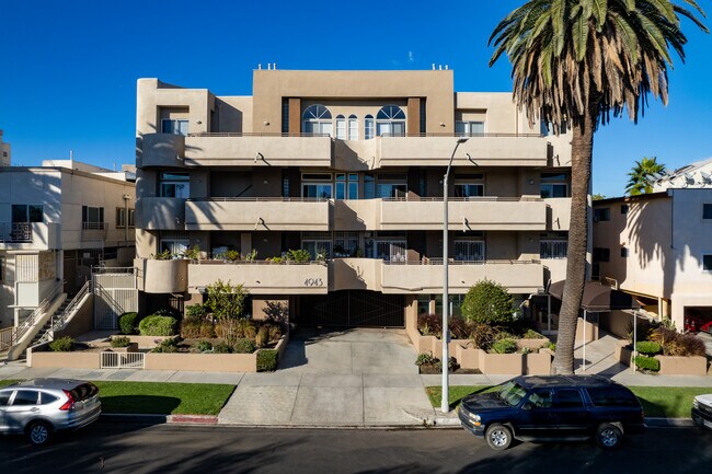 4943 Rosewood Ave in Los Angeles, CA - Building Photo - Building Photo