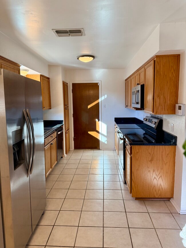 5904 Oak Hill Rd in Watauga, TX - Foto de edificio - Building Photo