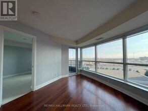 135 Village Green Square in Toronto, ON - Building Photo - Building Photo