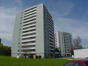 Fontenay Court I in Toronto, ON - Building Photo - Building Photo