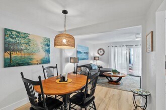 3715 42nd Way S, Unit 61F in St. Petersburg, FL - Building Photo - Building Photo