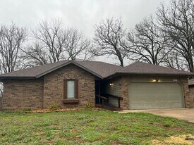 951 S Alex Ave in Springfield, MO - Building Photo