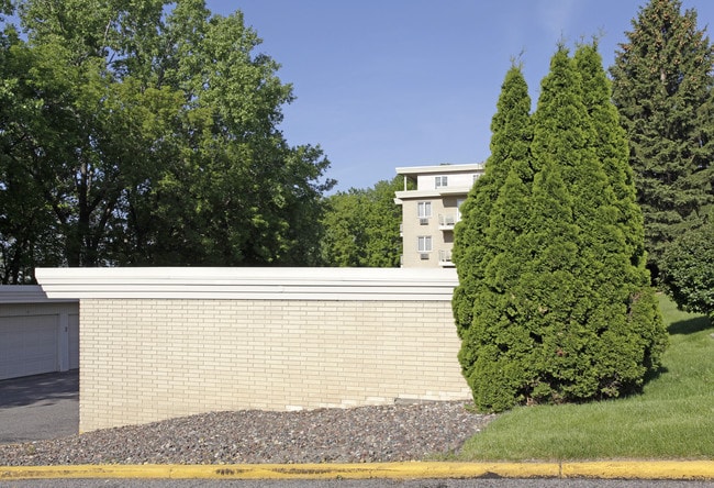 100 Imperial Dr W in West St. Paul, MN - Foto de edificio - Building Photo