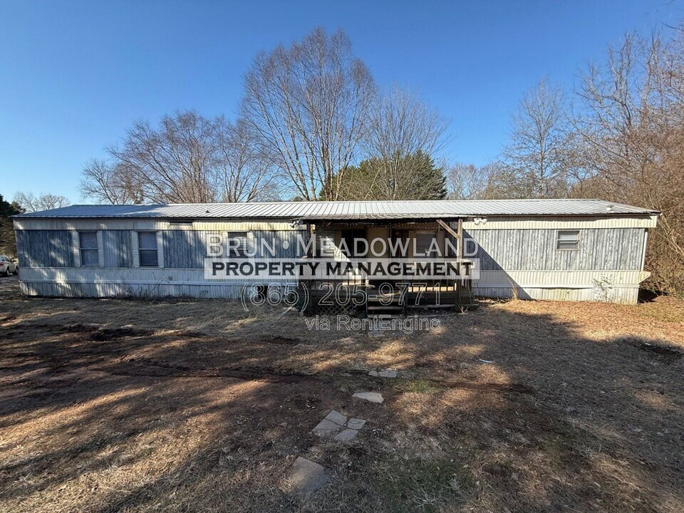 3040 Samples Rd in Louisville, TN - Building Photo