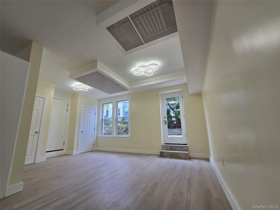 32-64 45th St in Queens, NY - Building Photo