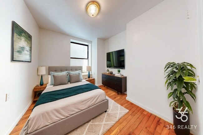 West 112th Street, Unit 2D in New York, NY - Building Photo - Building Photo