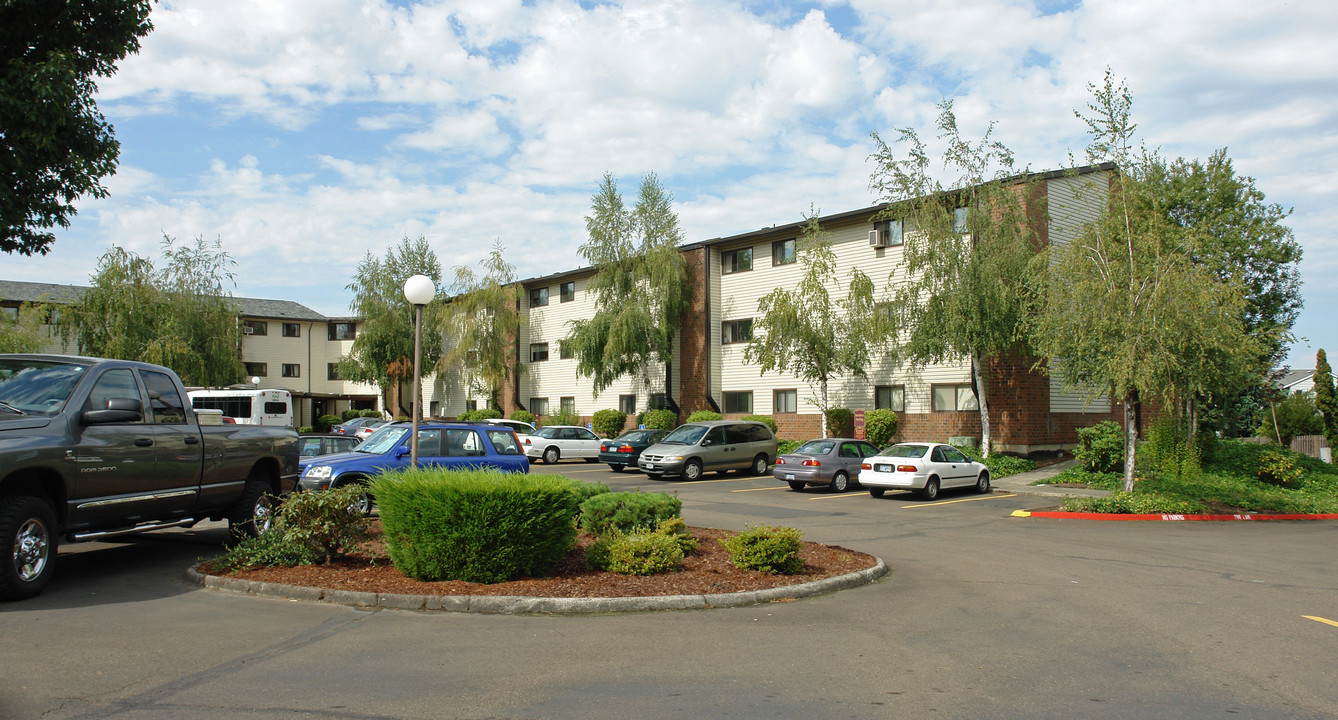 Holly Tree Village in Beaverton, OR - Building Photo