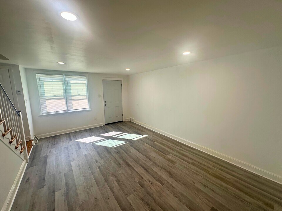 221 W 21st St in Chester, PA - Building Photo