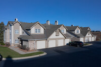 Hunters Ridge in Pewaukee, WI - Building Photo - Building Photo