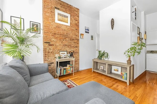 543 1/2 East 6th Street