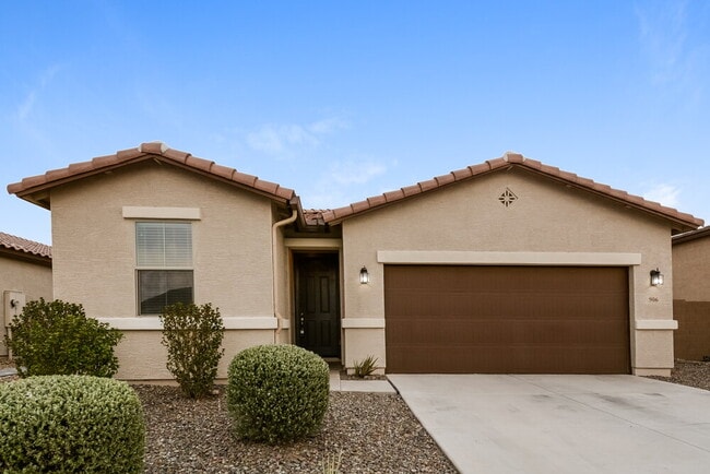 property at 906 E Davis Ln.