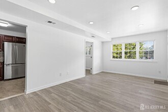 125 College Dr in Edison, NJ - Building Photo - Building Photo