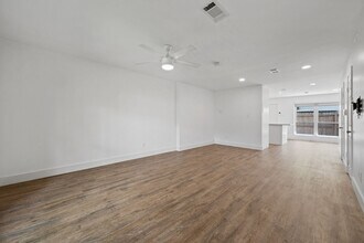 10240 Longmont Dr in Houston, TX - Building Photo - Building Photo