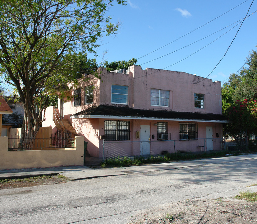 214 NW 74th St in Miami, FL - Foto de edificio