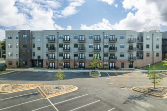 Water Tower Apartments in Greenville, SC - Foto de edificio - Building Photo