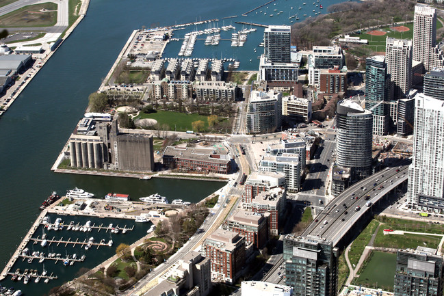 Quartz Condos in Toronto, ON - Building Photo - Building Photo