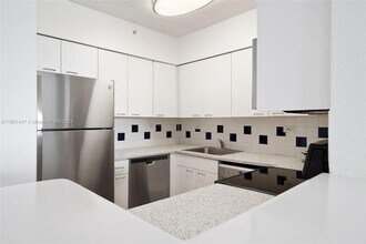 1500 Bay Rd, Unit S-0380 in Miami Beach, FL - Building Photo - Building Photo