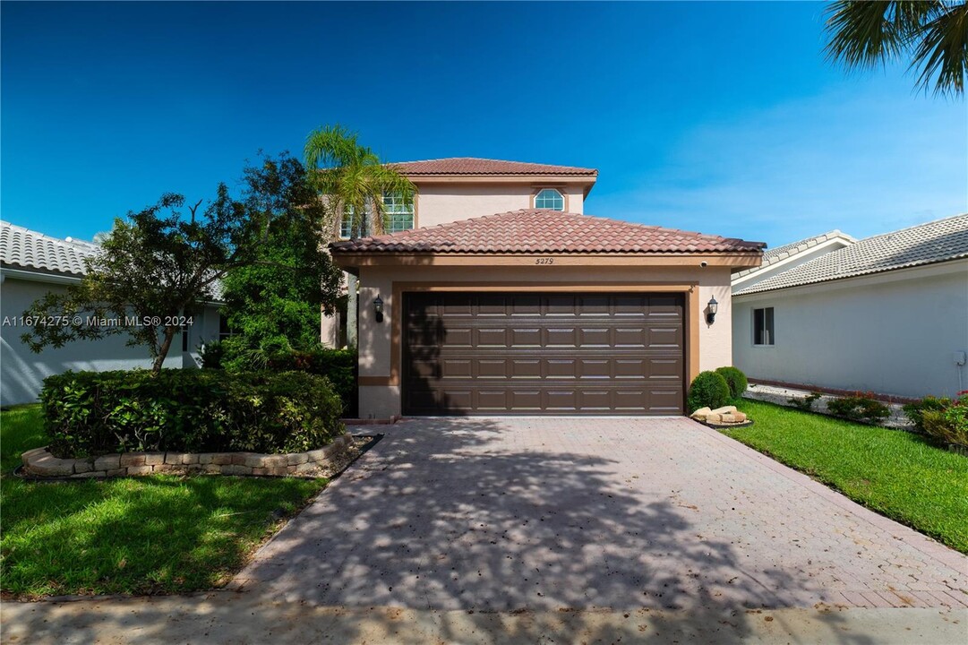 5279 NW 117th Ave in Coral Springs, FL - Foto de edificio