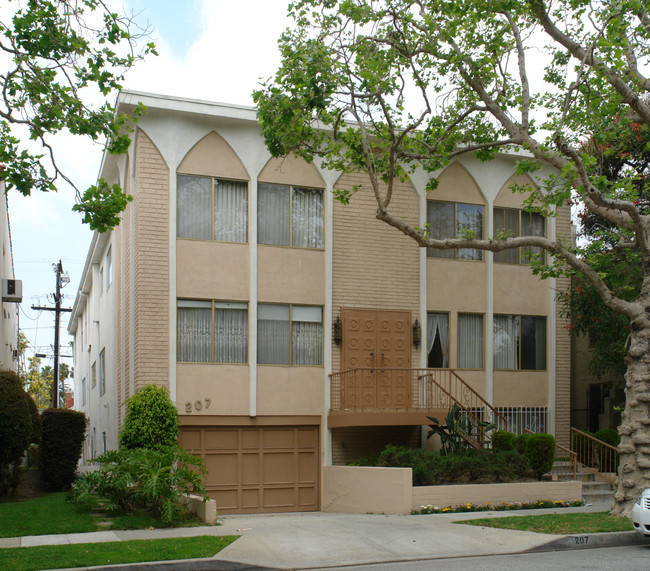 207 N Almont Dr in Beverly Hills, CA - Building Photo - Building Photo