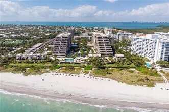 251 Crandon Blvd, Unit 428 in Miami, FL - Foto de edificio - Building Photo