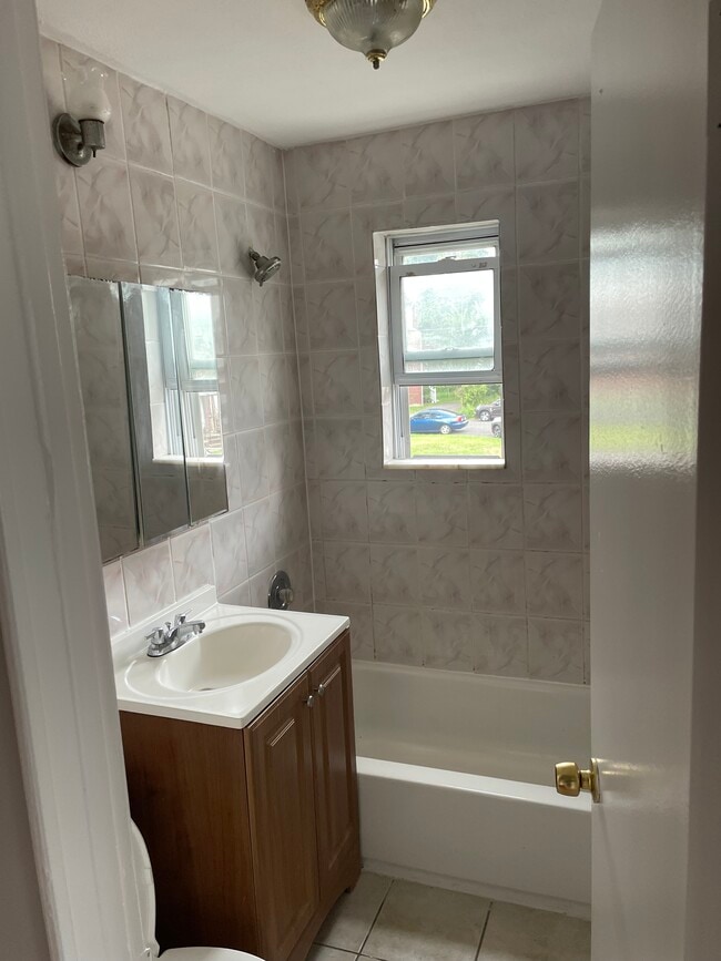 735 Audrey Dr, Unit 2 in Rahway, NJ - Foto de edificio - Building Photo