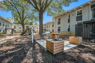 Corinth Gardens in Prairie Village, KS - Building Photo - Building Photo
