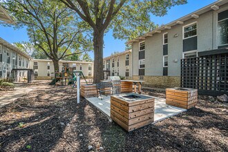 Corinth Gardens in Prairie Village, KS - Foto de edificio - Building Photo