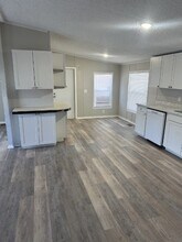 1221 N Valrico Rd in Valrico, FL - Foto de edificio - Building Photo