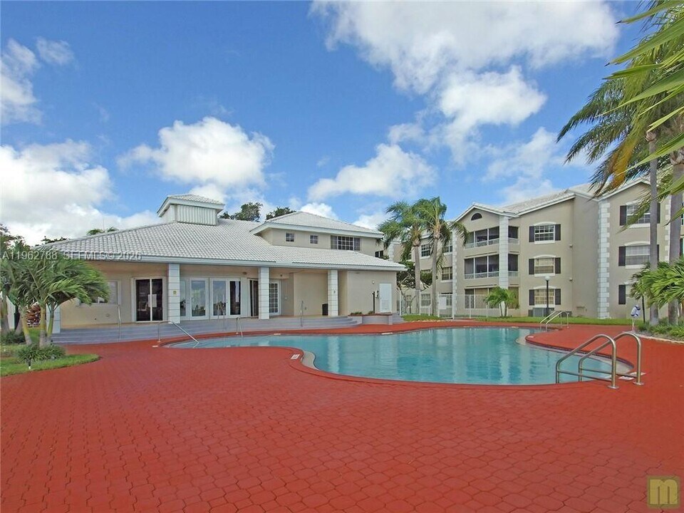 2811 N Oakland Forest Dr, Unit 102 in Oakland Park, FL - Foto de edificio