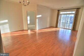 21216 McFadden Square-Unit -108 in Sterling, VA - Foto de edificio - Building Photo