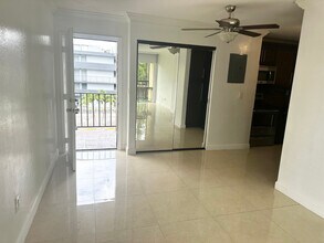 8840 Fontainebleau Blvd in Miami, FL - Building Photo - Building Photo