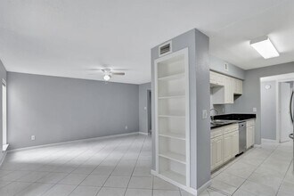 899 Riverside Dr, Unit 610 in Coral Springs, FL - Foto de edificio - Building Photo
