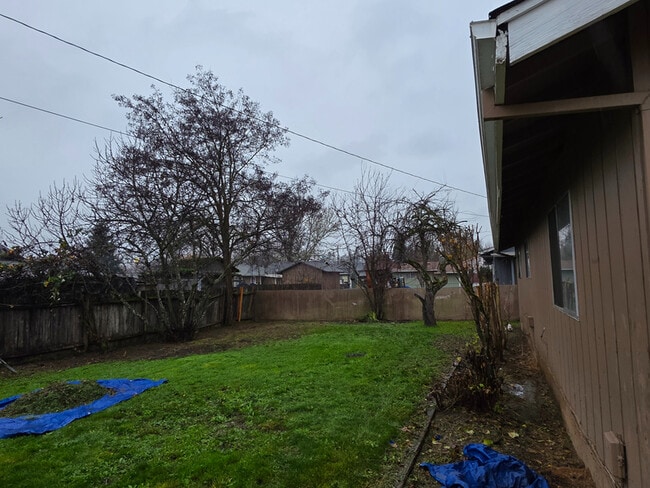 231 Hawthorne St in Sutherlin, OR - Building Photo - Building Photo