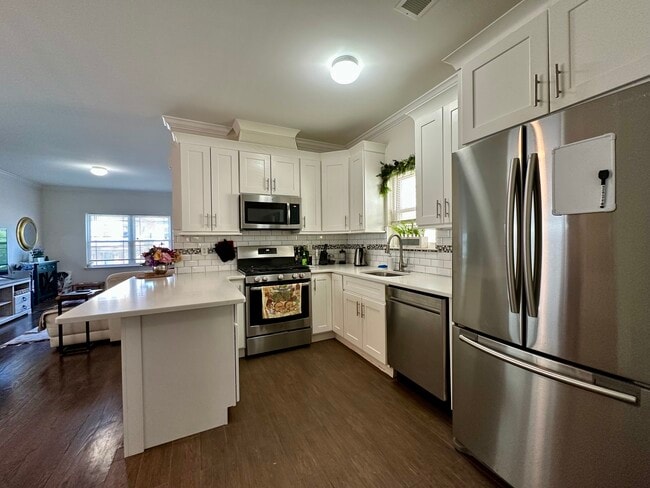942 Flora St, Unit Flora St 1st fl