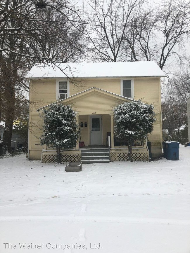 809 E High St in Urbana, IL - Foto de edificio - Building Photo